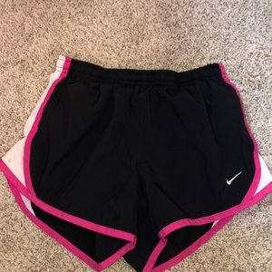 GIRLS NIKE SHORTS